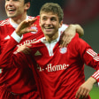 Damals wie heute ein Spaßvogel: Der junge Thomas Müller imitiert den Torjubel von Teamkollege Luca Toni.