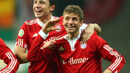 Damals wie heute ein Spaßvogel: Der junge Thomas Müller imitiert den Torjubel von Teamkollege Luca Toni.