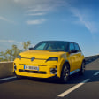Rückkehr einer Ikone: Der neue, elektrische Renault 5 zitiert unverkennbar den Stil seines legendären Vorgängers.