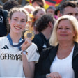 Darja Varfolomeev präsentiert neben Innenministerin Nancy Faser ihre Goldmedaille von der Rhythmischen Sportgymnastik.